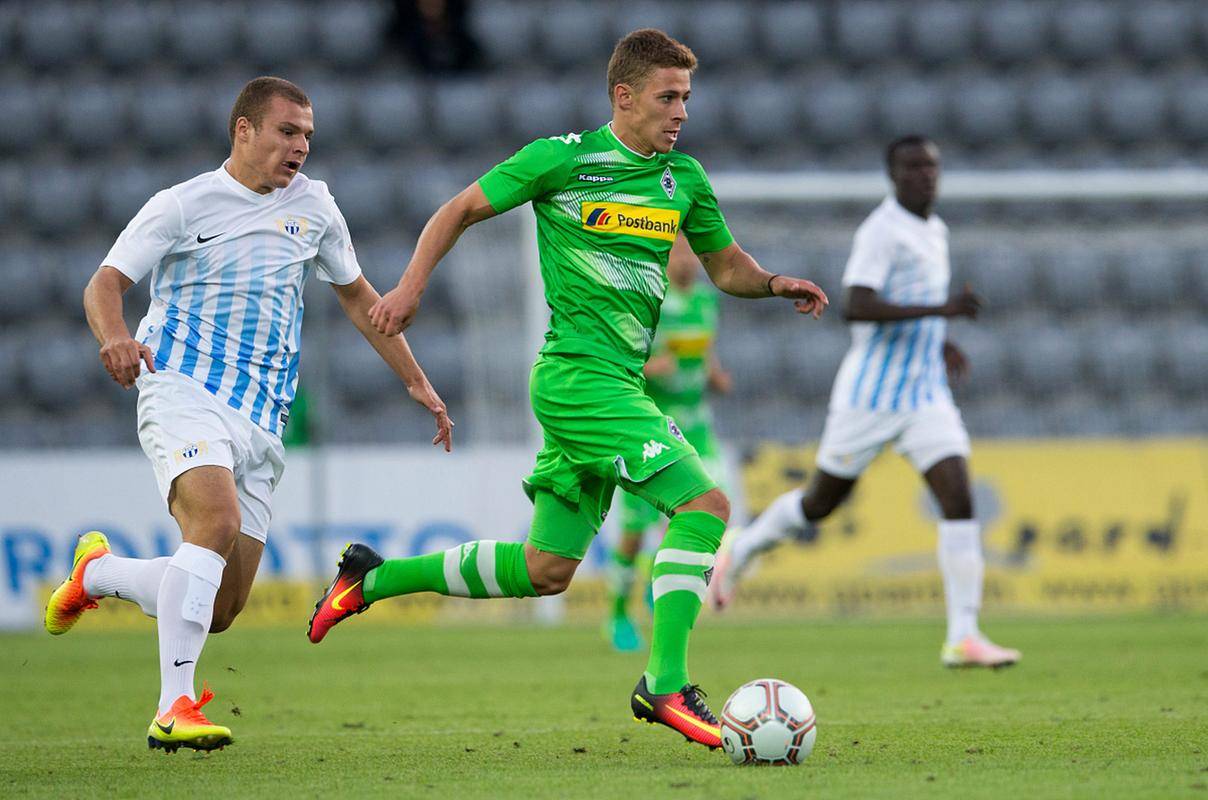 包含今晨那不勒斯备战德国杯，单刀错失细节曝光，更衣室稳定，高层口径保持一致的词条