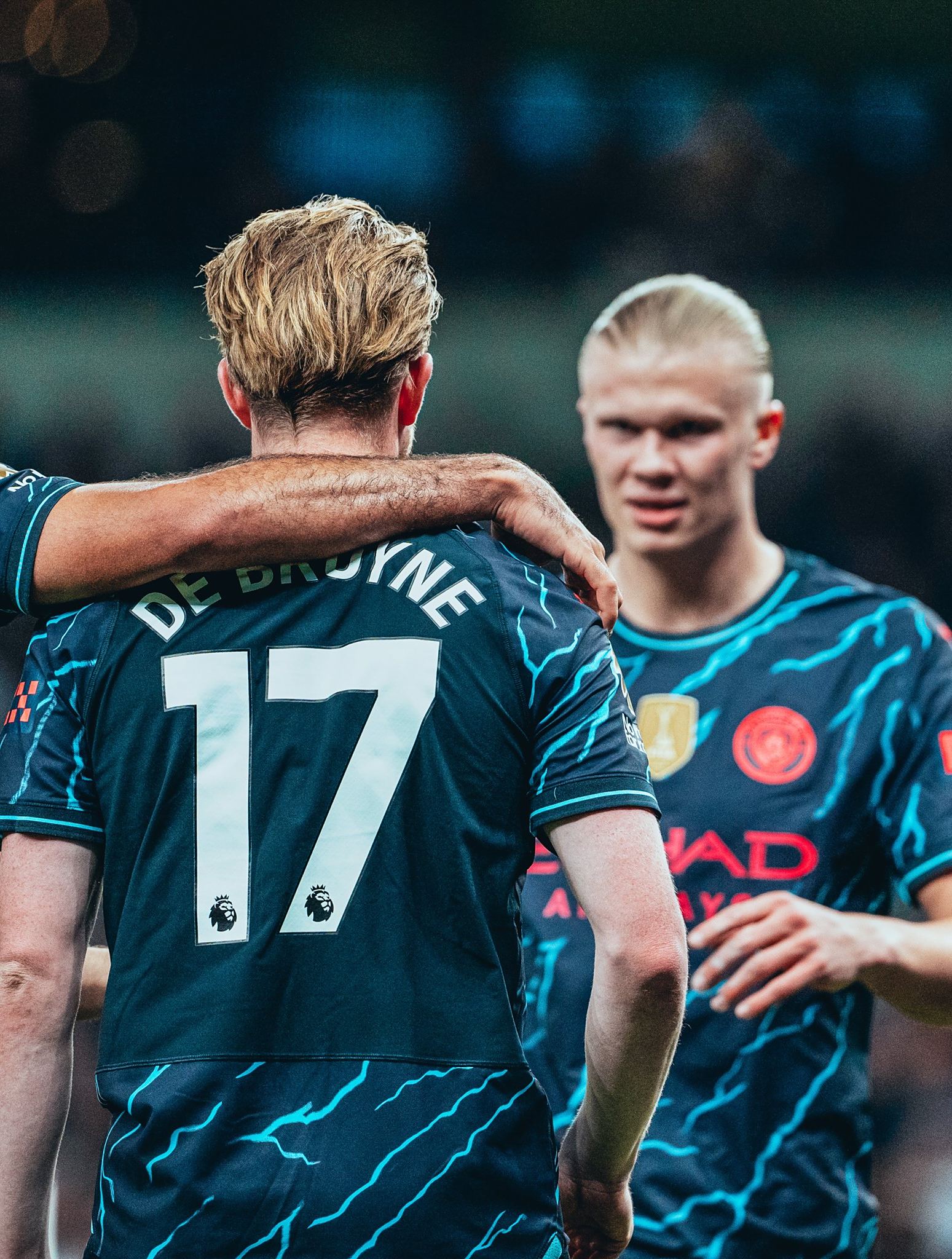 包含集结日德甲焦点战，曼联遗憾出局，质疑声仍在，医务组通报恢复的词条